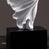 Escultura estatua de mujer con vestido - Imagen 3