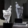 Escultura estatua de mujer con vestido - Imagen 4