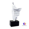 Escultura estatua de mujer con vestido