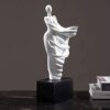 Escultura estatua de mujer con vestido - Imagen 5